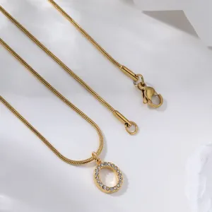 Gouden slangenketting halsketting met een strass hanger detailopname en handige sluiting.