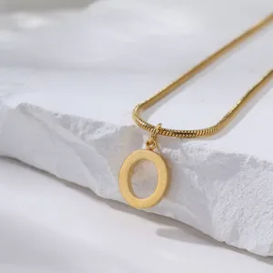 Gedetailleerd overzicht van de gouden letter O hanger ketting met slanke slangketting.
