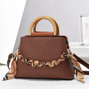 Sac à main tissé marron chic avec poignée en résine et chaîne foulard pour un usage quotidien.