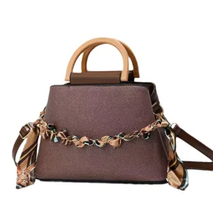 Élégant sac à main marron pour femme avec poignée en bois et bandoulière chaîne écharpe chic.