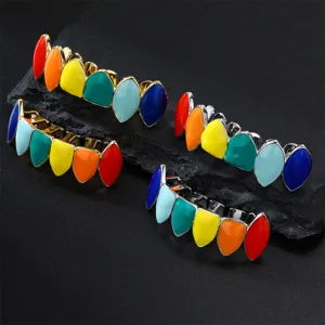 Vista detallada de fundas dentales grillz hip hop coloridas con acabado esmaltado.