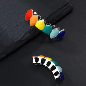 Vista detallada en primer plano de joyas de dientes grillz hip hop esmaltados de colores.