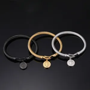 Set di bracciali in cavo di acciaio inossidabile con ciondoli in tre colori classici differenti.