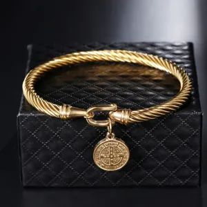 Bracciale in acciaio inossidabile dorato con chiusura a grillo e ciondolo di San Benedetto.