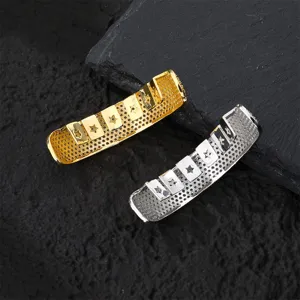 Λεπτομερής άποψη από hip hop grillz ζιργκόν χαλκού, λαμπερά πολυτελή κοσμήματα δοντιών.