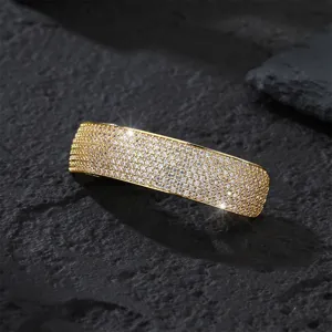 Λεπτομέρεια κοντινού πλάνου από χρυσά grillz με αστραφτερά ζιργκόν, στυλ χιπ χοπ λάμψης.