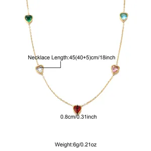 Détail de collier en acier doré avec cristaux cœur multicolores longueur et taille.