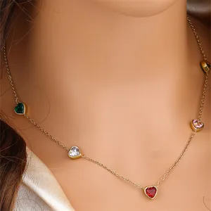 Élégant collier clavicule en acier inoxydable doré avec pendentifs en cristal en cœur.