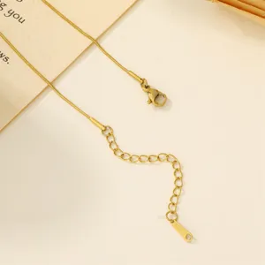 Collier de chaine de serpent en acier au titane dore pour femmes bijoux elegants et chic.
