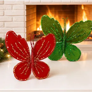 Vista detallada de adornos de mariposas navideñas de tela brillante en rojo y verde para decoración.