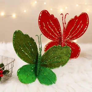 Primer plano detallado de decoraciones de mariposas navideñas de terciopelo con purpurina.