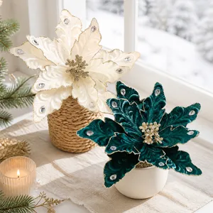 Vista en detalle de lujosas flores de pascua navideñas de terciopelo con brillantes cristales.