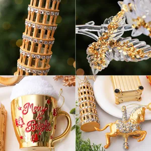 Primo piano di dettagli di ornamenti per alberi di Natale con torre glitterata e tazza.