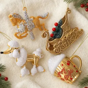 Primo piano del set di decorazioni natalizie dorate con cavallo, slitta, barboncino e tazza.