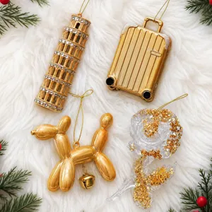 Dettagli di ornamenti per albero di Natale in strass dorati, decorazioni natalizie.