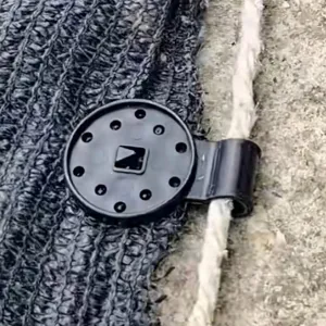 Primer plano detallado del clip de plástico negro para red de sombra firmemente sujeto.