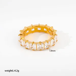 Vergoldeter Ring mit quadratischen Zirkonia-Steinen, 5.8mm breites glänzendes Design.