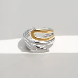 Detailaufnahme des einzigartigen zweifarbigen mehrschichtigen Metallwickelrings