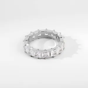 Detailansicht eines silbernen Zirkon-Elegance-Rings, glänzender Damenschmuck für jeden Anlass.