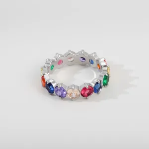 Nahaufnahme eines Edelstahl Regenbogen Eternity Rings mit funkelnden bunten Zirkonia Steinen.