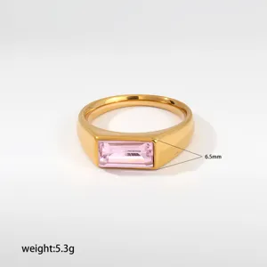 Detailansicht eines stilvollen goldenen Edelstahlsignetrings mit rosafarbenem Edelstein.