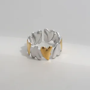 Zweifarbiges Herz Edelstahl offener Ring Detailansicht, Vintage Titanstahl Modeschmuck Damen.