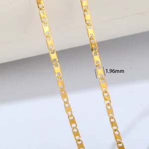Nahaufnahme einer goldenen Flachkette im Detail, die eine präzise Gliedbreite von 1.96mm zeigt.