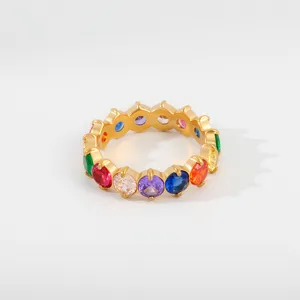 Edelstahl Regenbogen Eternity Ring mit bunten Zirkonia Steinen. Süßes Design Damenschmuck Geschenk.