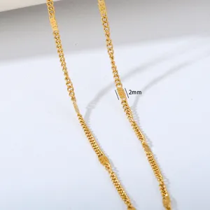 Nahaufnahme Detailansicht der goldenen Edelstahlkette mit einer feinen 2mm Kettenbreite.