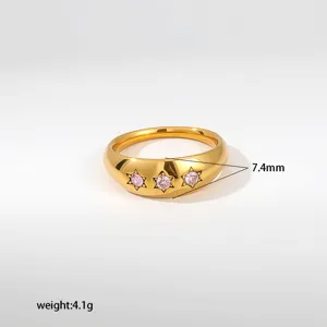 Edelstahl vergoldeter Ring mit drei pinken Zirkonia Sternen, breites Statement Design.