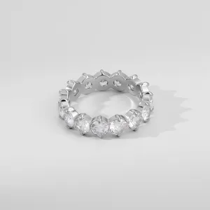 Edelstahl Full Eternity Ring mit funkelnden runden Zirkonia Steinen fuer Damen Geschenk.