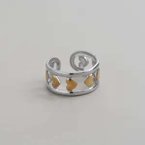 Edelstahl zweifarbiger Herz offener Ring, elegantes silbernes Band mit goldenem Detail.
