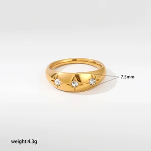 Detailansicht des breiten goldenen Edelstahlrings mit drei sternbesetzten Zirkonias.