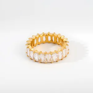 Vergoldeter Baguette Zirkonia Eternity Ring, elegantes minimalistisches Damenschmuckstück.