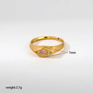 Nahaufnahme Detail eines Vintage Goldrings mit rosafarbenem Zirkon und klaren Steinen.