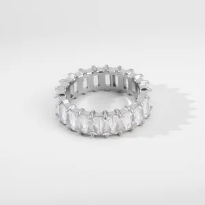 Nahaufnahme eines funkelnden Zirkonia Memoire Rings im Smaragdschliff aus Silber.
