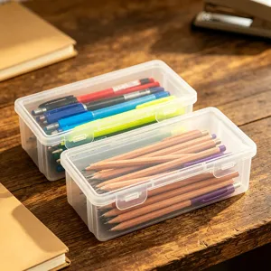 Primer plano detallado de la caja de almacenamiento de plástico transparente para lápices en escritorio.