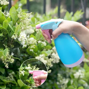 Pratico flacone spray in plastica blu e rosa per giardinaggio domestico e piante.