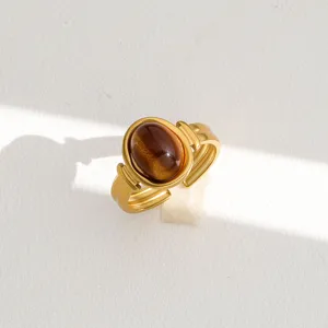 Anillo abierto retro de acero inoxidable con piedra natural marrón, detalle de joya.