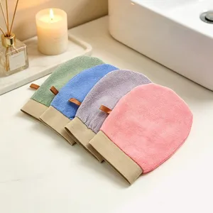 Detailansicht des Dusch-Peeling-Handschuhs mit doppelseitiger Struktur zur sanften Körperreinigung.