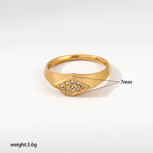 Detailansicht des vintage goldfarbenen Siegelrings mit diamantbesetzter Vorderseite und 7mm Breite.