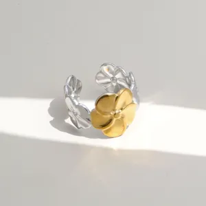 Elegantes zweifarbiges Blumen-Offenring aus Edelstahl für Damen, modischer Goldschmuck.