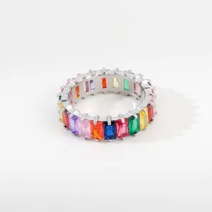 Edelstahl bunte Regenbogen Zirkonia Ring, elegante Baguetteschliff Stein Detailansicht.