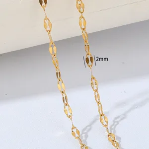 Detailansicht der goldenen Edelstahl DIY Kette, elegantes Schmuckaccessoire für Damen.
