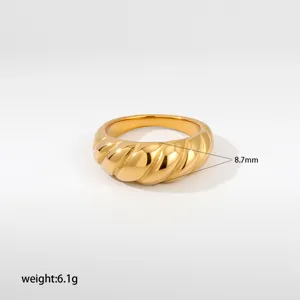 Nahaufnahme des klobigen goldenen Ringes mit 8.7 mm Breite und glänzender Oberfläche.