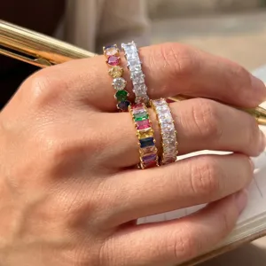 Detailansicht stapelbarer bunter Zirkonia Ringe aus Edelstahl im regenbogenfarbenen Stil.