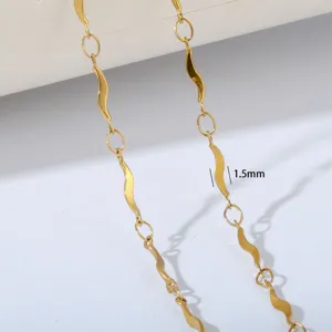 Goldene Edelstahl Wellenkette Detailansicht, elegantes DIY Schmuckherstellungs-Element.