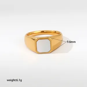 Vista detallada de anillo sello dorado con montura cuadrada de 9,6mm y peso de 6,1g.