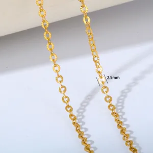 Nahaufnahme Detailansicht einer goldenen Edelstahl Kettenhalskette mit 2.5mm Gliedbreite.