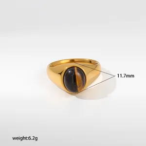 Vista detallada de anillo retro de acero inoxidable con piedra ojo de tigre, 11,7mm tamano.